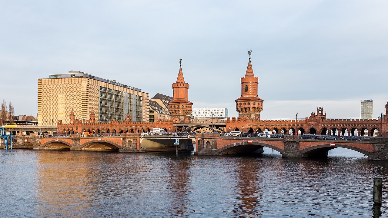Oberbaumbrücke über der Spree in Berlin-Friedrichshain-Kreuzberg